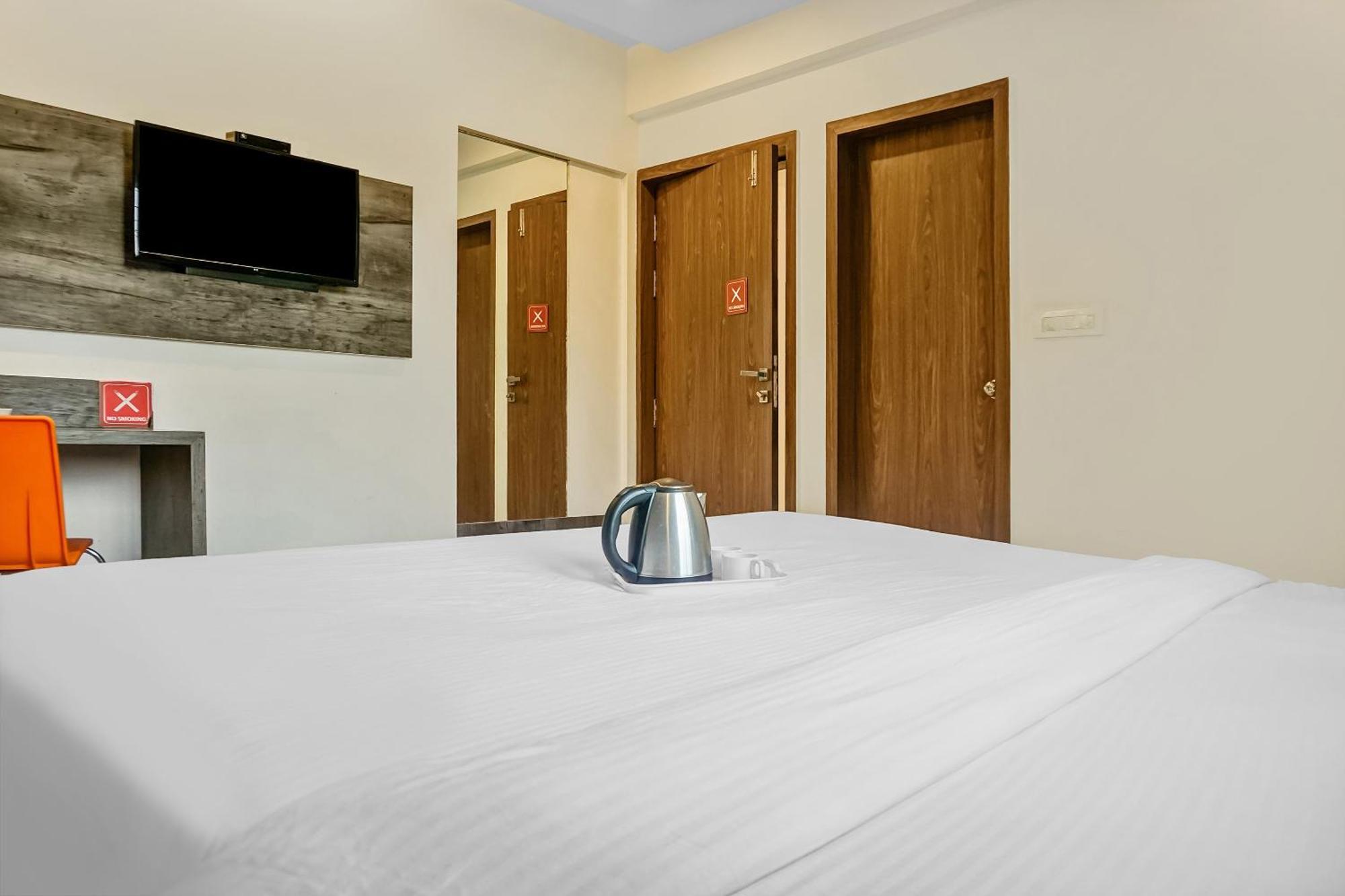 Super Townhouse The Upper Room Near Pune Airport Lohogaon Exteriör bild