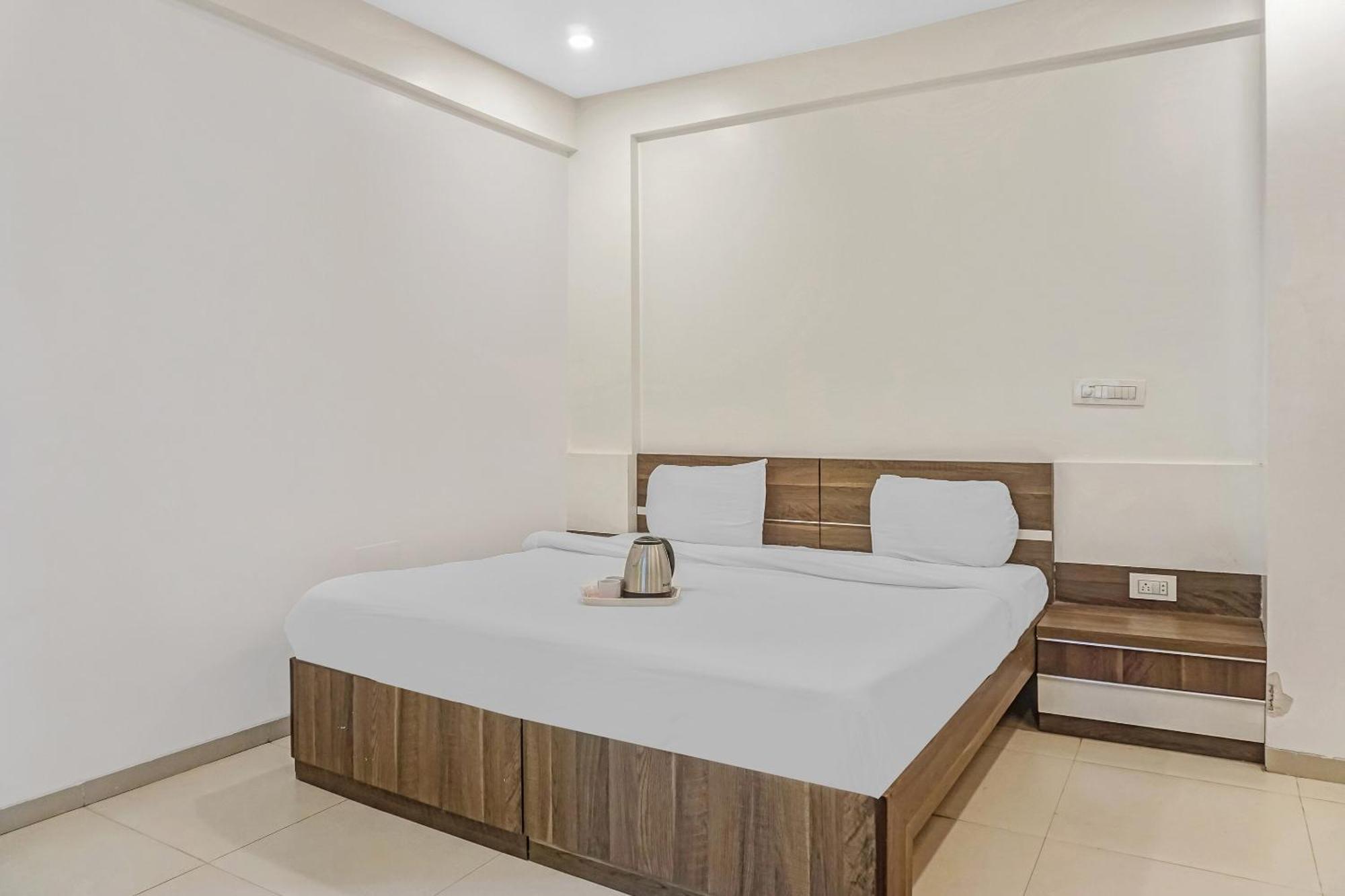 Super Townhouse The Upper Room Near Pune Airport Lohogaon Exteriör bild