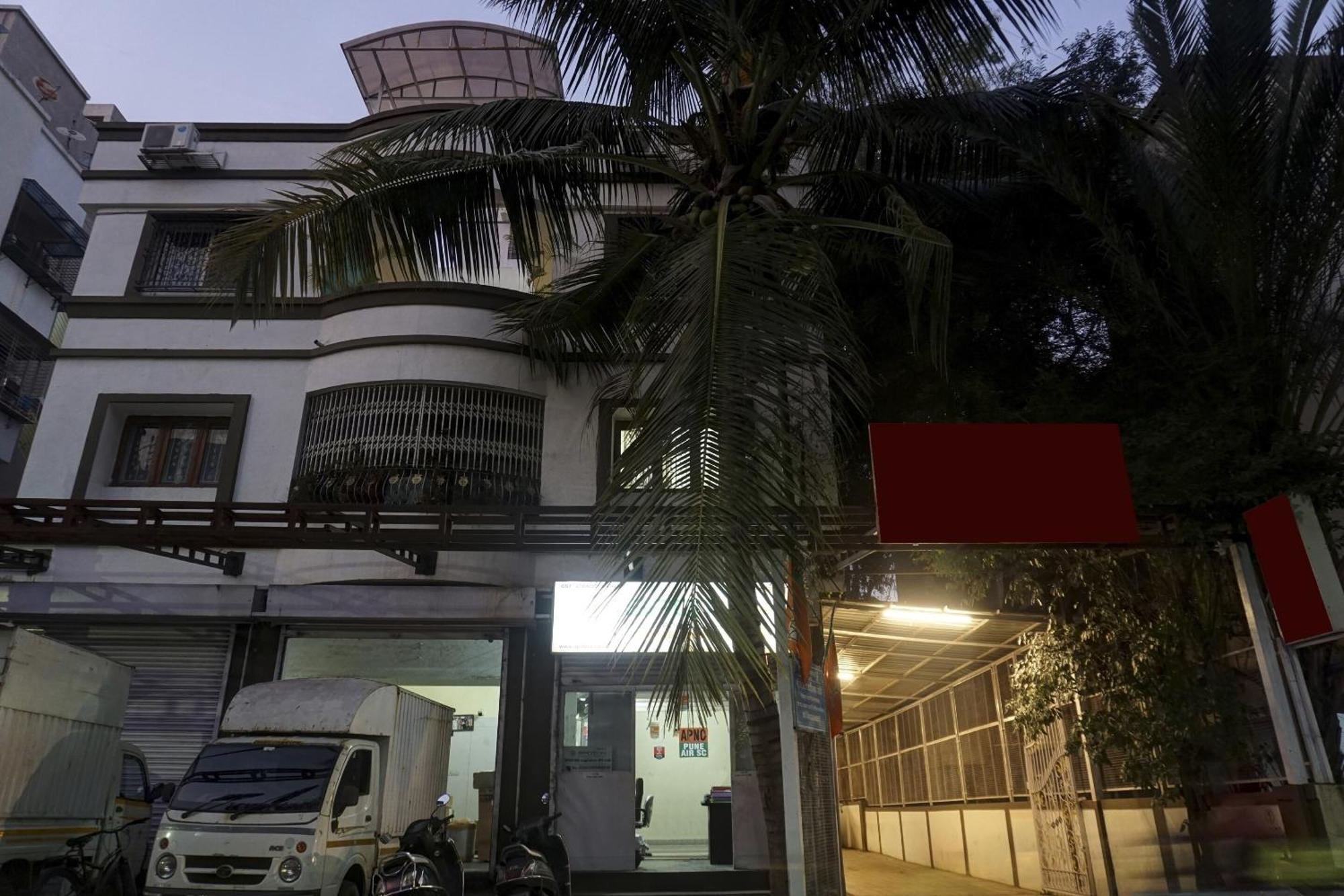Super Townhouse The Upper Room Near Pune Airport Lohogaon Exteriör bild