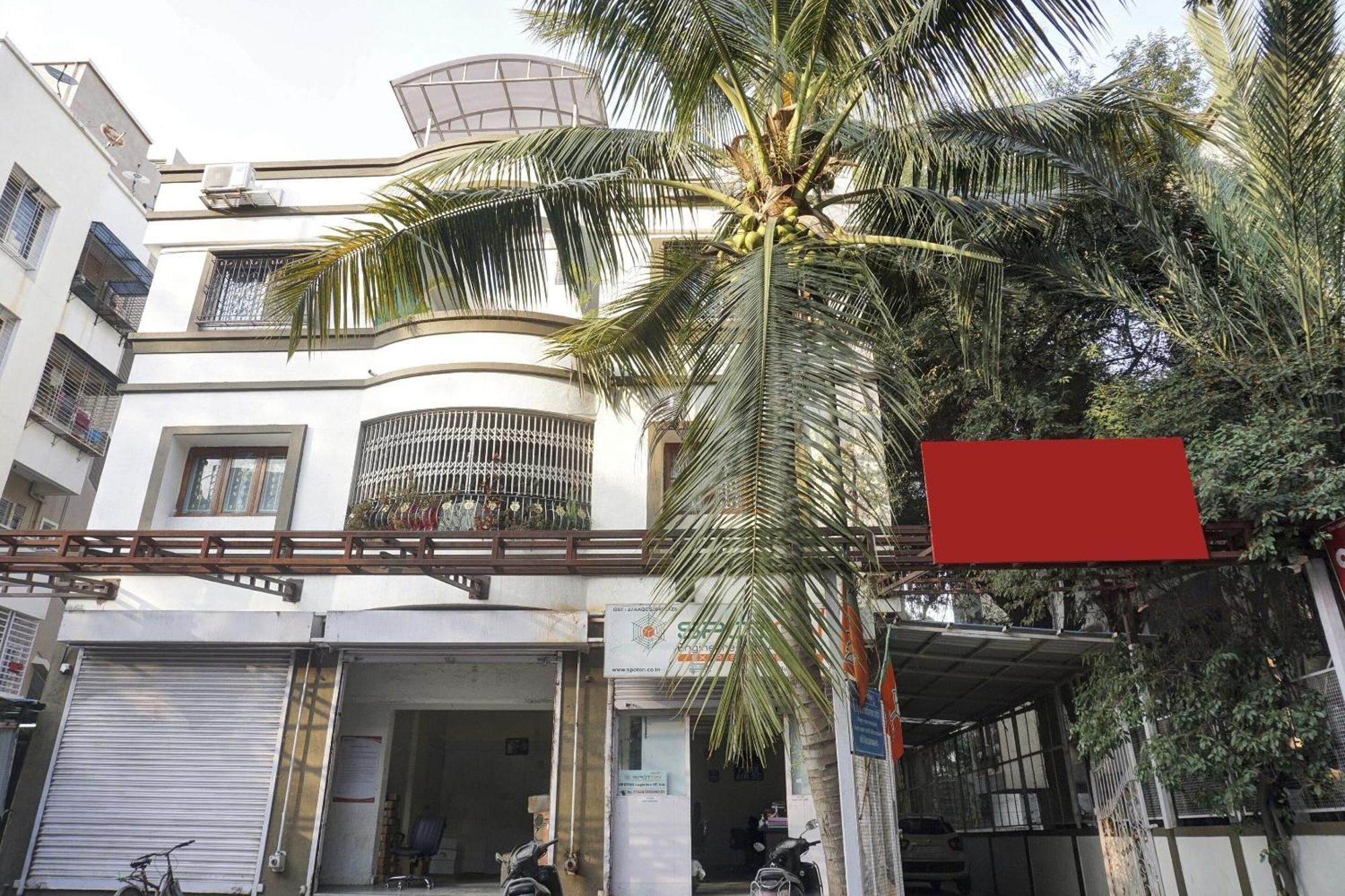 Super Townhouse The Upper Room Near Pune Airport Lohogaon Exteriör bild